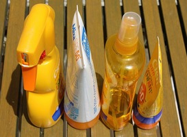 Normal_zonnebrandcreme_zonnebrand_insmeren_zon