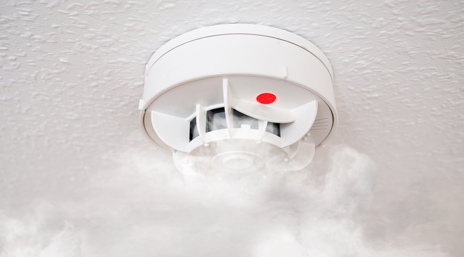 Carousel_smoke-detector-or-household-fire-alarm-at-home-2023-11-27-04-51-30-utc