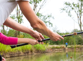 Normal_father-teaching-his-daughter-how-to-fish-2023-11-27-04-54-39-utc