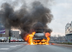 Auto kinderopvang Maastricht vliegt in brand tijdens het rijden Auto kinderopvang Maastricht vliegt in brand tijdens het rijden
