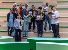 Leden RealistenRaad ontvangen voor onderwijsadviezen een certificaat Leden RealistenRaad ontvangen voor onderwijsadviezen een certificaat