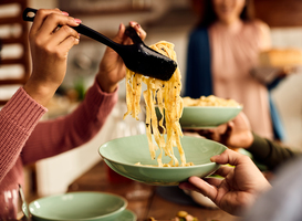Studenten krijgen inspiratie van HAK en Turff om zelf te gaan koken Studenten krijgen inspiratie van HAK en Turff om zelf te gaan koken