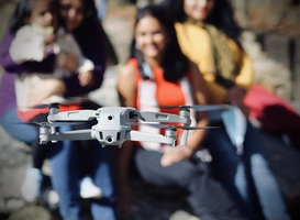 Kindcentrum Driemaster laat gratis schoollunches brengen door drone Kindcentrum Driemaster laat gratis schoollunches brengen door drone