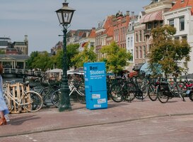 Studenten verrast tijdens introductieweek met gratis meubels in de stad Studenten verrast tijdens introductieweek met gratis meubels in de stad