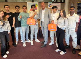 Leerlingen StartCollege ontvangen Derde Kamer-koffertje Leerlingen StartCollege ontvangen Derde Kamer-koffertje