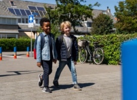 VVN roept ouders op kinderen vaker te voet of per fiets naar school te brengen VVN roept ouders op kinderen vaker te voet of per fiets naar school te brengen