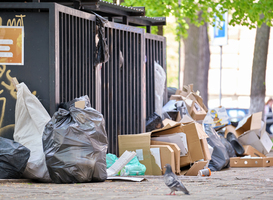 Studenten dumpen inboedel op straat, wijkraad Delfshaven slaat alarm Studenten dumpen inboedel op straat, wijkraad Delfshaven slaat alarm