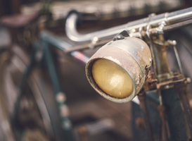 Normal_close-up-headlight-of-old-vintage-bicycle-2023-11-27-04-53-41-utc