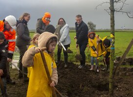 Leerlingen planten bomen tijdens Gelderse Boomfeestdag Leerlingen planten bomen tijdens Gelderse Boomfeestdag