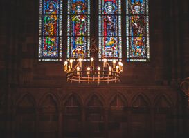 Normal_beautiful-illuminated-chandelier-and-stained-glass-2023-11-27-05-03-41-utc