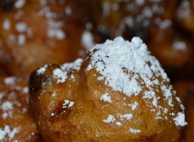 Leerlingen uit Enschede delen oliebollen uit in zorgcentra Leerlingen uit Enschede delen oliebollen uit in zorgcentra