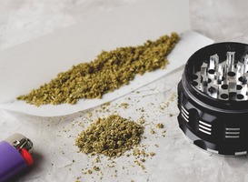 Rijinstructeur en twee cursisten stoned achter het stuur Rijinstructeur en twee cursisten stoned achter het stuur