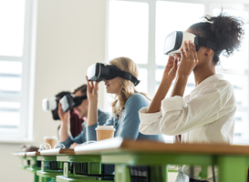 Academie Verloskunde laat studenten met virtual reality-bril bevallingen oefenen Academie Verloskunde laat studenten met virtual reality-bril bevallingen oefenen
