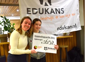 Normal_edukansmedewerker_juliette_van_dorpel_heeft_de_cheque_in_ontvangst__genomen_van_nienke_jacobi_-_fotograaf_marjanne_eikelboom