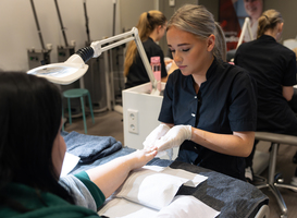 Normal_dag_in_de_wolken_roc_van_twente_-_manicure