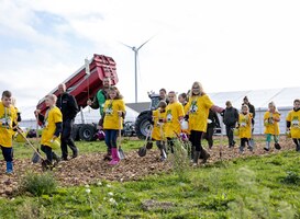 Leerlingen planten tijdens eerste Utrechtse BoerenBoomfeestdag een beukenhaag Leerlingen planten tijdens eerste Utrechtse BoerenBoomfeestdag een beukenhaag