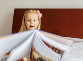Basisschoolleerlingen uit Goes vieren 80 jaar vrijheid met kinderboek Basisschoolleerlingen uit Goes vieren 80 jaar vrijheid met kinderboek