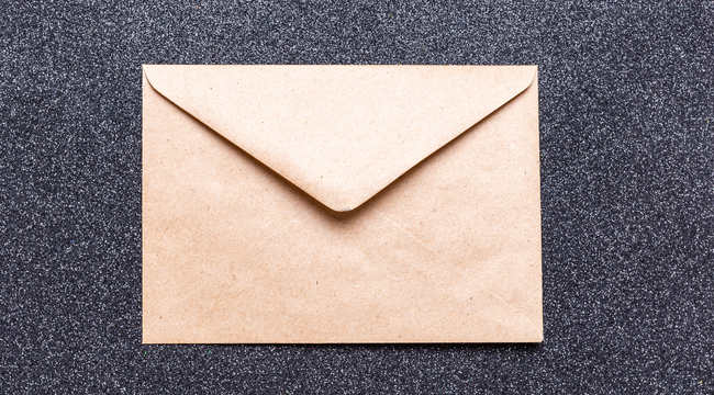 Carousel_closed-brown-craft-envelope-on-dark-background-an-2025-03-09-11-56-18-utc