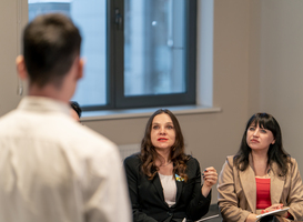 Normal_business-meeting-the-audience-asks-a-question-or-o-2024-11-26-22-06-07-utc