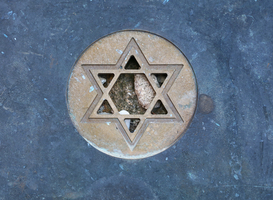 Leerlingen van scholen uit Zevenaar onthullen nieuwe Stolpersteine Leerlingen van scholen uit Zevenaar onthullen nieuwe Stolpersteine