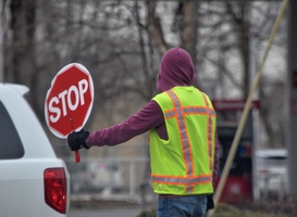 Verkeersregelaars in opleiding zorgen voor geïrriteerde weggebruikers Verkeersregelaars in opleiding zorgen voor geïrriteerde weggebruikers