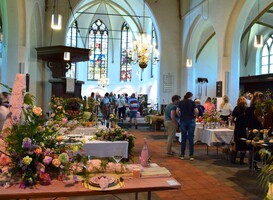 Mbo-studenten Aeres Velp verrassen met prachtige bloemstukken in Dorpskerk