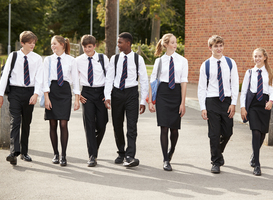 Op welke scholen in Nederland is het dragen van een schooluniform verplicht? Op welke scholen in Nederland is het dragen van een schooluniform verplicht?