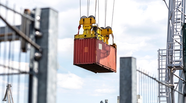 Carousel_a-container-gantry-crane-on-a-rail-loads-the-conta-2025-03-12-21-22-31-utc