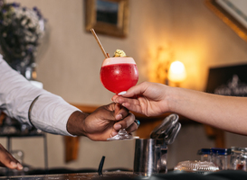 Honderden studenten redden Enschedees cafe van een faillissement Honderden studenten redden Enschedees cafe van een faillissement