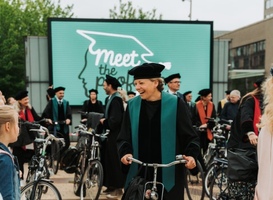 Hoogleraren in toga trekken weer stad in om leerlingen wetenschap te laten zien Hoogleraren in toga trekken weer stad in om leerlingen wetenschap te laten zien