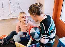 Kentalis’ boekje met verhalen over inclusie in het onderwijs aan leerlingen met CMB