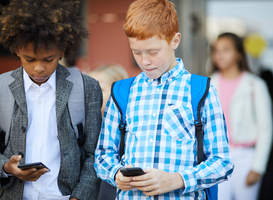 Mobiele telefoon uit het klaslokaal zorgt voor rust onder scholieren Mobiele telefoon uit het klaslokaal zorgt voor rust onder scholieren