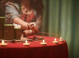Normal_fortune-teller-burning-candles-2025-01-29-08-13-03-utc