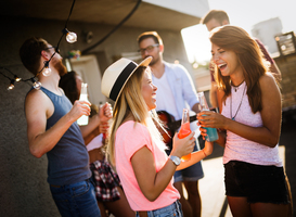 Studentenvereniging Vindicat organiseerde feest op het strand van Delfzijl Studentenvereniging Vindicat organiseerde feest op het strand van Delfzijl