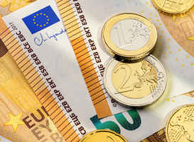 Normal_fifty-euro-banknotes-and-different-coins-on-a-flat-2025-02-15-05-55-15-utc
