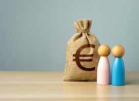Normal_figures-of-a-couple-and-a-euro-money-bag-j-2025-03-18-19-29-03-utc