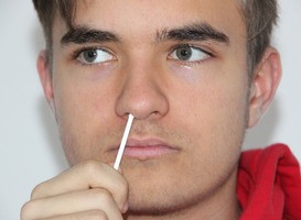 Kindvriendelijke PCR-lolly op scholen inzetten voor coronavrij onderwijs