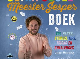Meester Jesper signeert zijn eigen boek op Station Den Haag Centraal