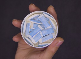 Wat is snus en waarom is het zo populair onder middelbare scholieren?
