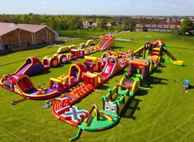 's Werelds grootste opblaasbare stormbaan komt naar Volendam