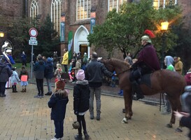 Wie was Sint-Maarten precies waarom gaan we langs de deuren voor snoep?