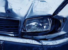 Taxibus met kinderen rijdt tegen gevel van woning in Ede