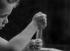 Zestig procent van de basisscholen heeft ongezond versteend schoolplein