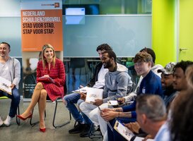 Koningin Máxima praat over schuldhulp op een mbo-instelling