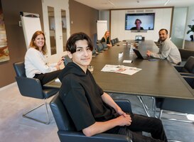 Baas van Morgen-leerlingen zitten op de stoel van topmannen- en vrouwen