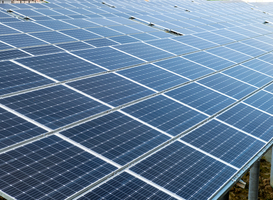 Gebarsten zonnepanelen krijgen een tweede leven dankzij onderzoeker Tas