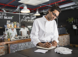 Jongeren geven minder geld uit bij restaurantketens dan 50-plussers