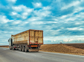 Vrachtwagen rijdt onnodig over vluchtstrook, CBR-cursus voor chauffeur
