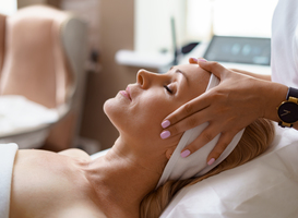 Studenten Beauty College leggen bezoekers Voedselbank in de watten