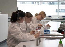 Summa College laat vmbo-leerlingen strijden tijdens laboratoriumwedstrijd